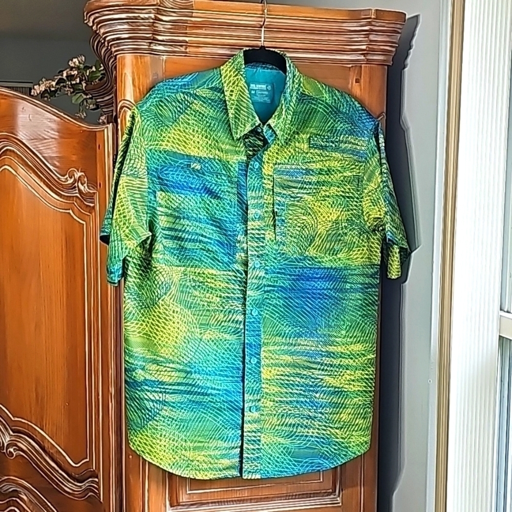 Reel Legends mens performance outfitters short sleeve shirt. Medium. Green/blue